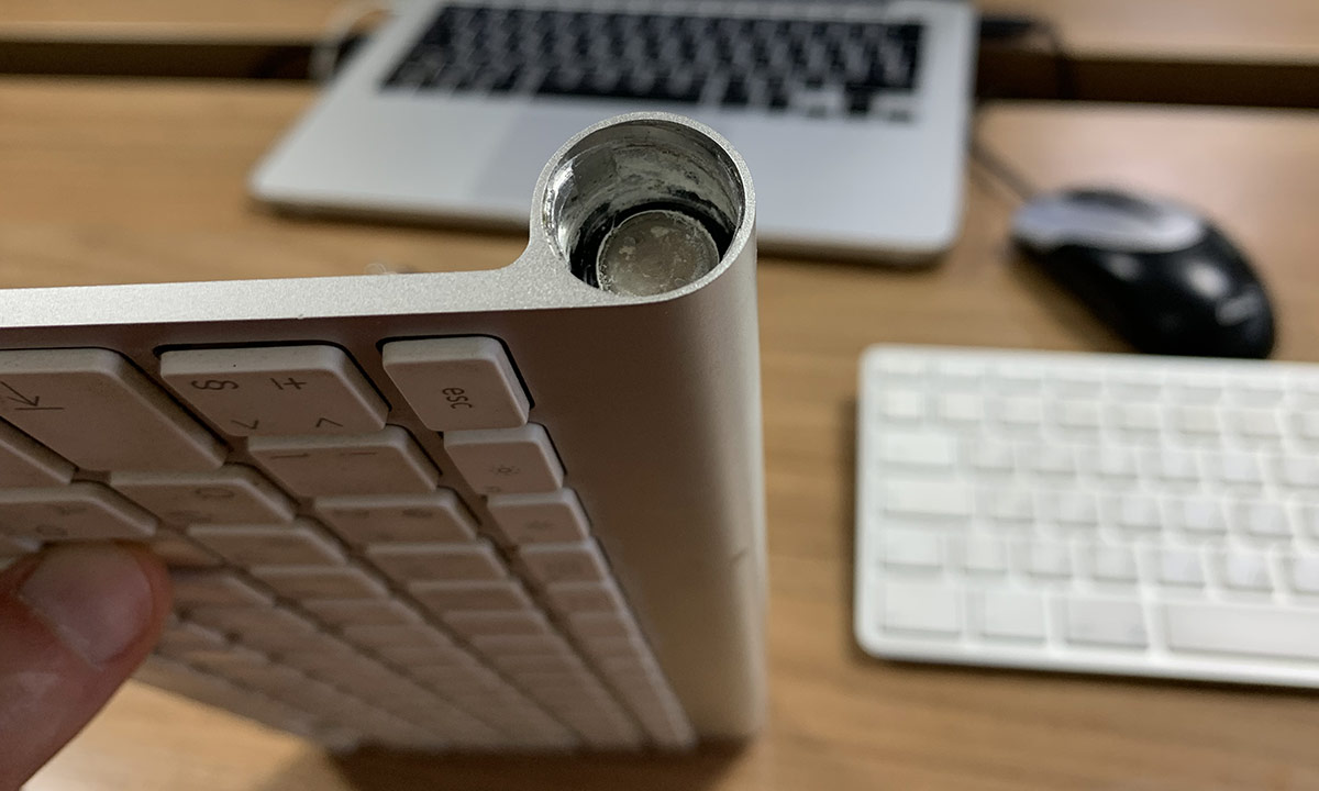 Как достать потекшие батарейки в клавиатуре Apple Wireless Keyboard