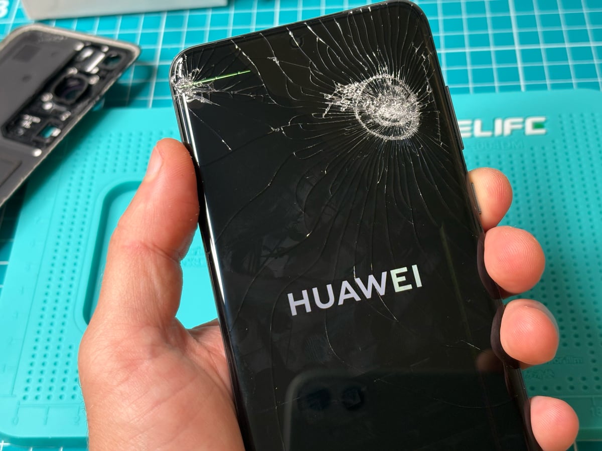 Смартфору Huawei P60 сильно досталось, повреждение матрицы. Тут уже не обойтись заменой стекла, только замена дисплея в сборе